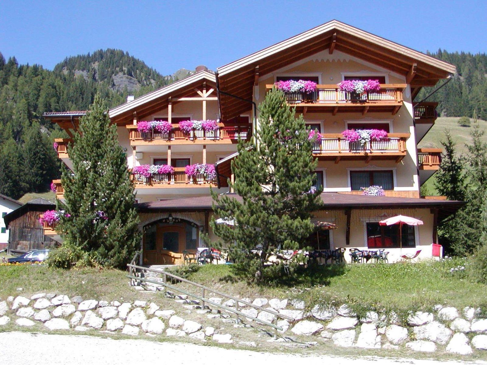 Hotel Dolomites Inn Canazei Buitenkant foto